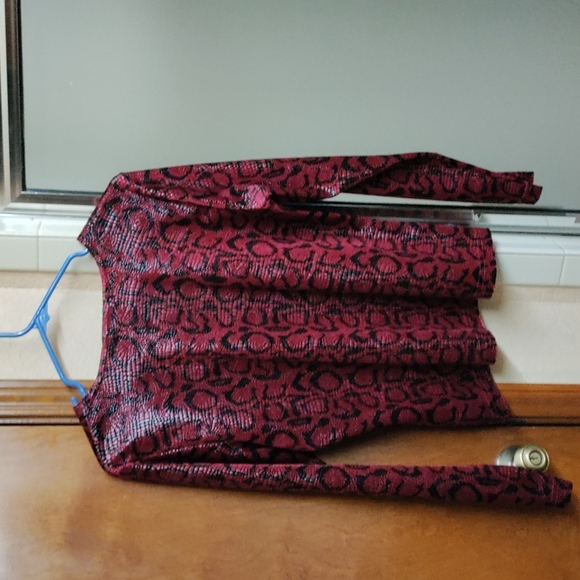 🌸Karen Kane shirt snake skin look made in the USA imported Fabric - Picture 3 of 3